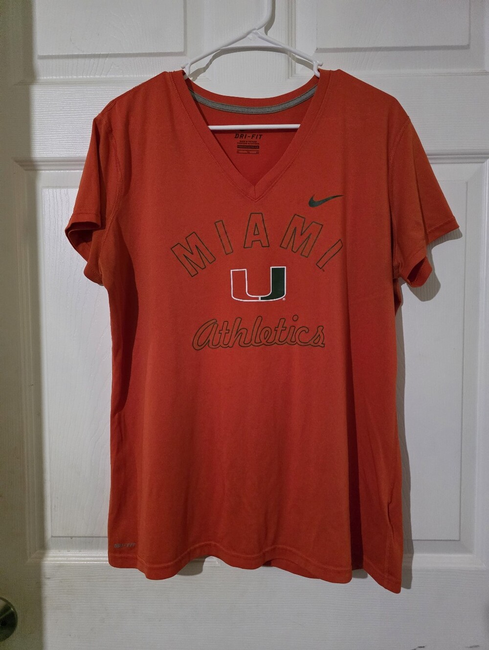Women Size XL Nike Miami Hurricanes  NCAA University Of Miami V Neck Tshirt Oran